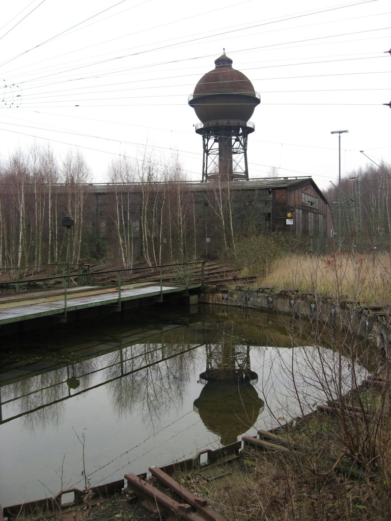 Altes Bw Duisburg-Wedau (im Vordergrund Drehscheibe, dahinter Wasserturm) by baumi 1964