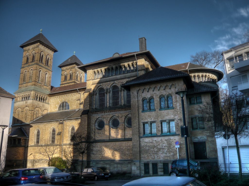 Der Dachstuhl der Kirche wurde bei einem Bombenangriff im Zweiten Weltkrieg vollständig zerstört; beim Wiederaufbau in den Jahren 1947-49 verzichtete man auf eine Rekonstruktion des achteckigen Vierungsturms und baute flachere, weit überkragende Dächer, die stilfremd wirken und das Bild der Kirche charakterisieren. by pillboxs