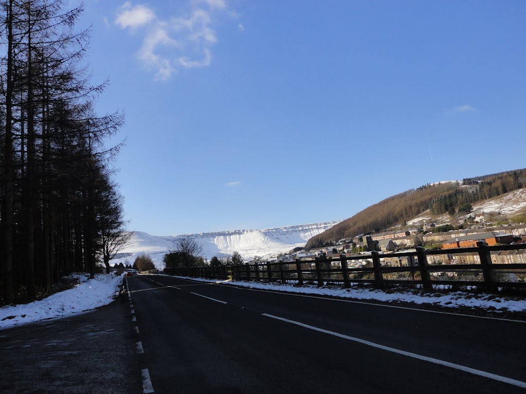 Cwmparc looking towards the Bwlch mountain. by ronvalley