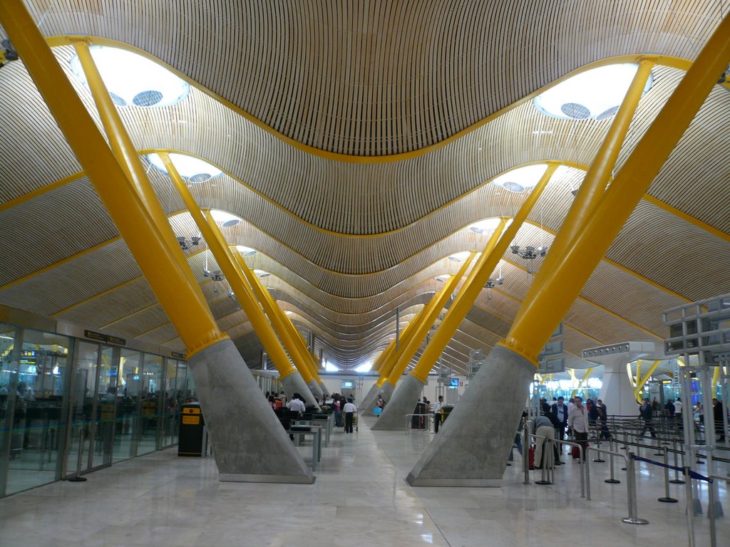 Aeropuerto Barajas is an impressive work of Richard Rogers by shane_wallace