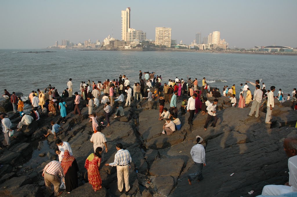 Blick vom Felsen der Haji Ali Mosque/Mumbai by Willi Günter Glietsch