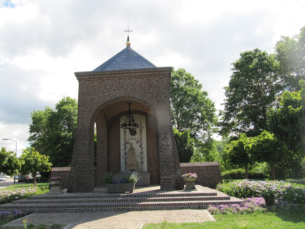 Chapel of "Maria, Hoge Hertogin van Brabant" at the corner of Arnoud van Gelderweg and Sint Elisabethstraat by Willem Nabuurs