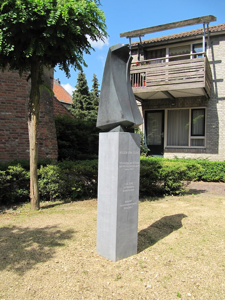 Sculpture 'Begijn van Grave' created by Jef Martens at the Infirmerie near the Protestantse Kerk by Willem Nabuurs