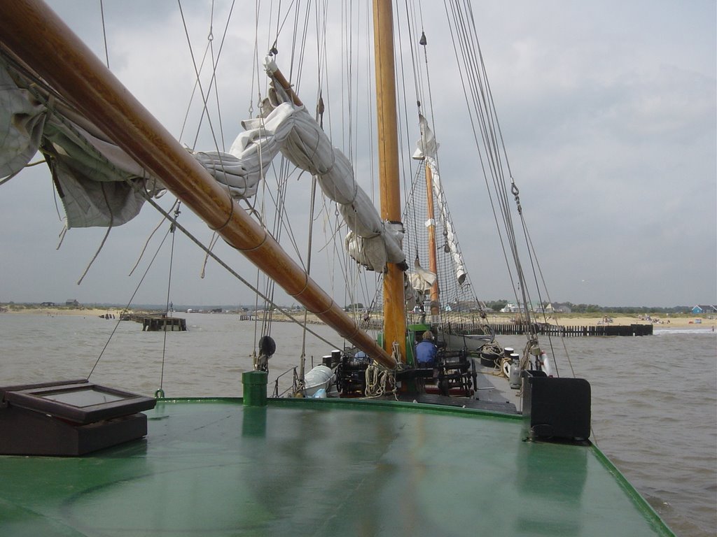 Southwold entrance with dutch sailing barge Luctor et Emergo by brutte