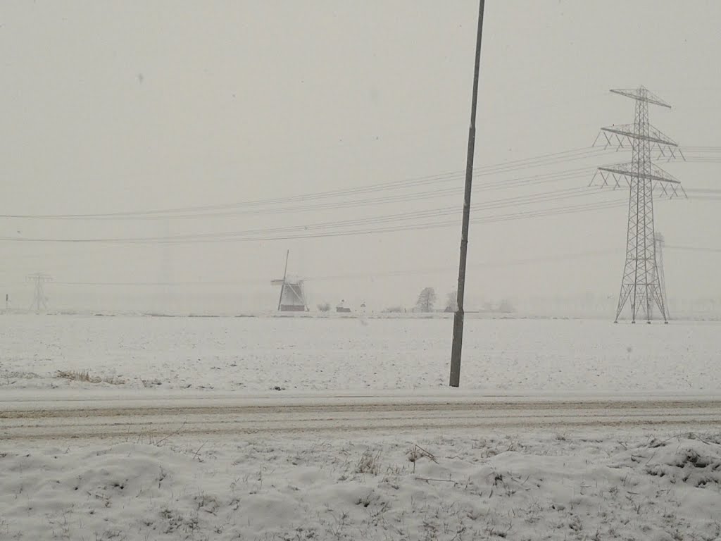 Typisch Hollands winterplaatje: Sneeuw, Molen en elektriciteitsmasten... by Robertbnsc