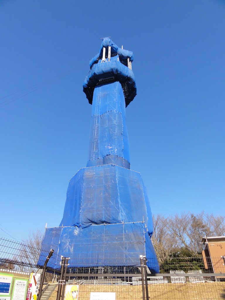 A mobile phone tower on Mt.Kazenokami by petbottles