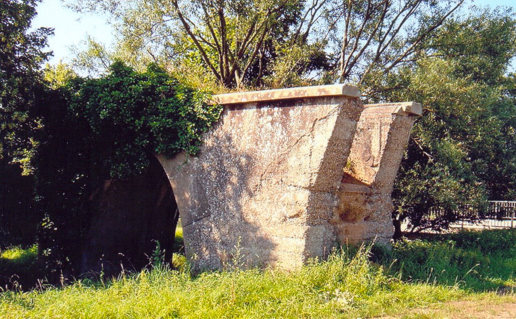 Brücke der ehemaligen Gäubahn, auch Pfefferminzbähnel genannt, über den Kaltenbach zwischen Weingarten und Freisbach by Hermann Hauber