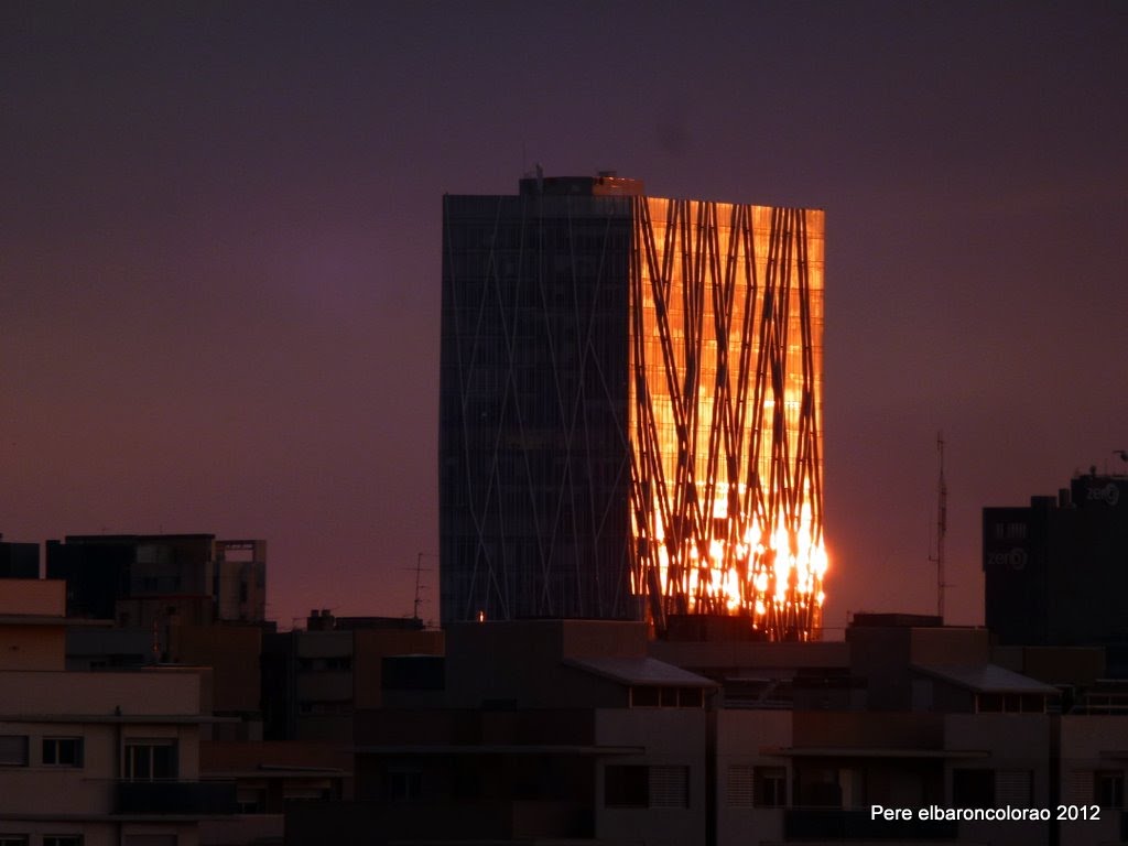 La torre de Movistar, vermella. by Pere elbaroncolorao