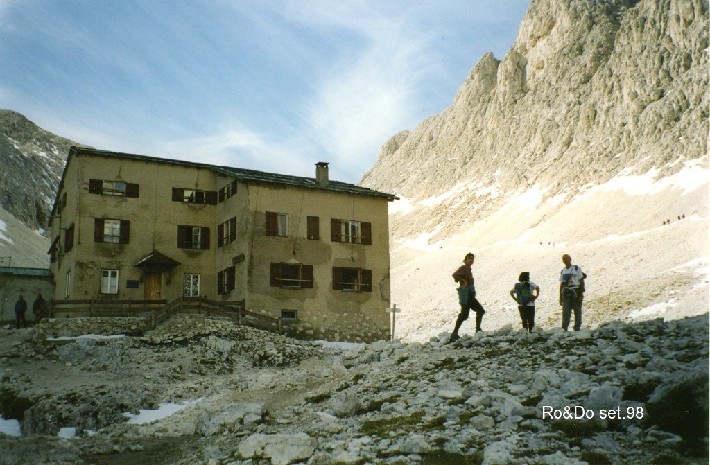 Rifugio Re Alberto, sotto le torri del Vaiolet. by Roberto Donà