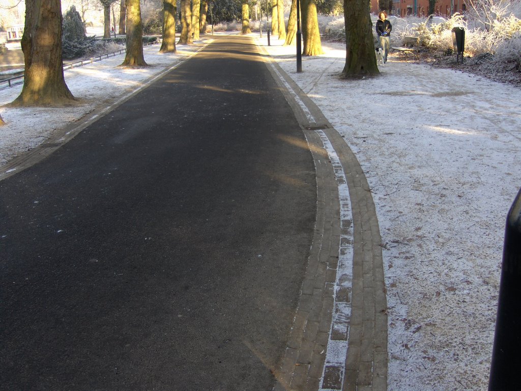 De sneeuw op de weg is weg by Guido Musch