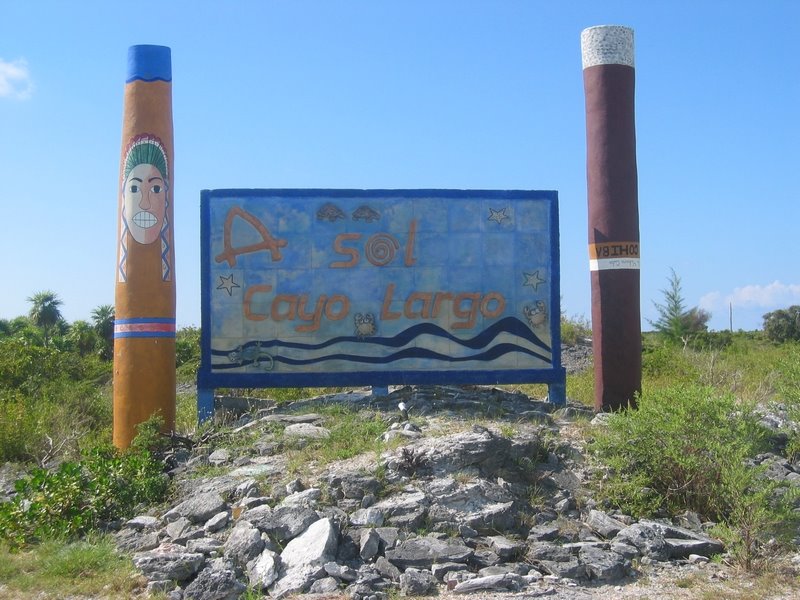 Sol Cayo Largo Hoteltafel an der Zufahrt by r.leonardo