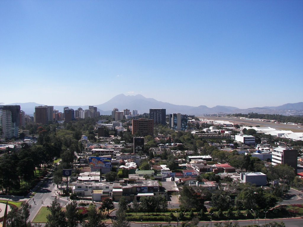 Vista sur: se aprecia al final el volcan de pacaya by mckay carlos