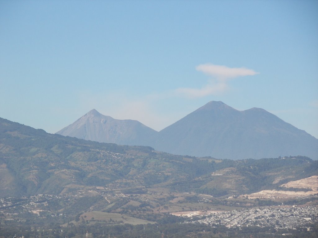 Volcanes de fuego y acatenango visto desde avenida las Américas by mckay carlos