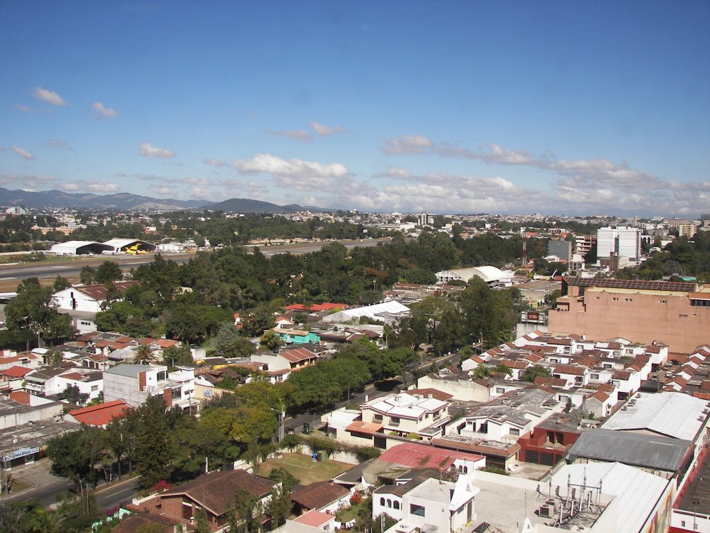 Vista noroeste: vista hacia el inicio de la pista del areopurto la Aurora Guatemala rumbo a los arcos de acueducto by mckay carlos