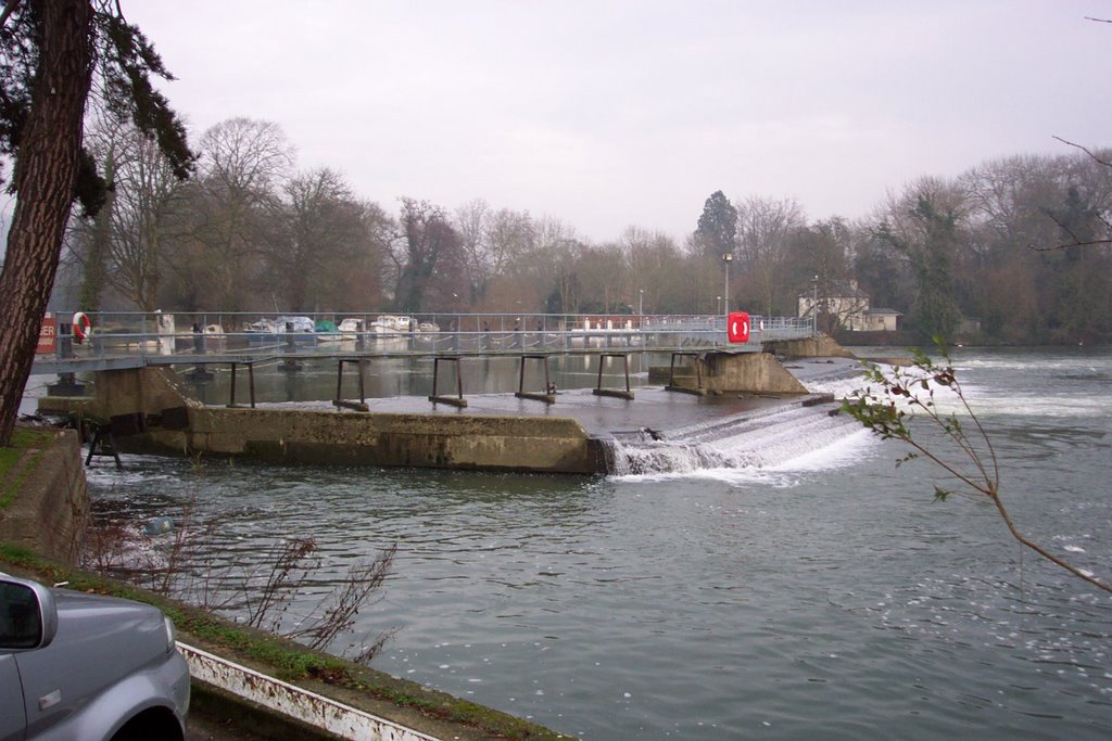 Pangbourne, Reading RG8, UK by fencer_js@yahoo.com