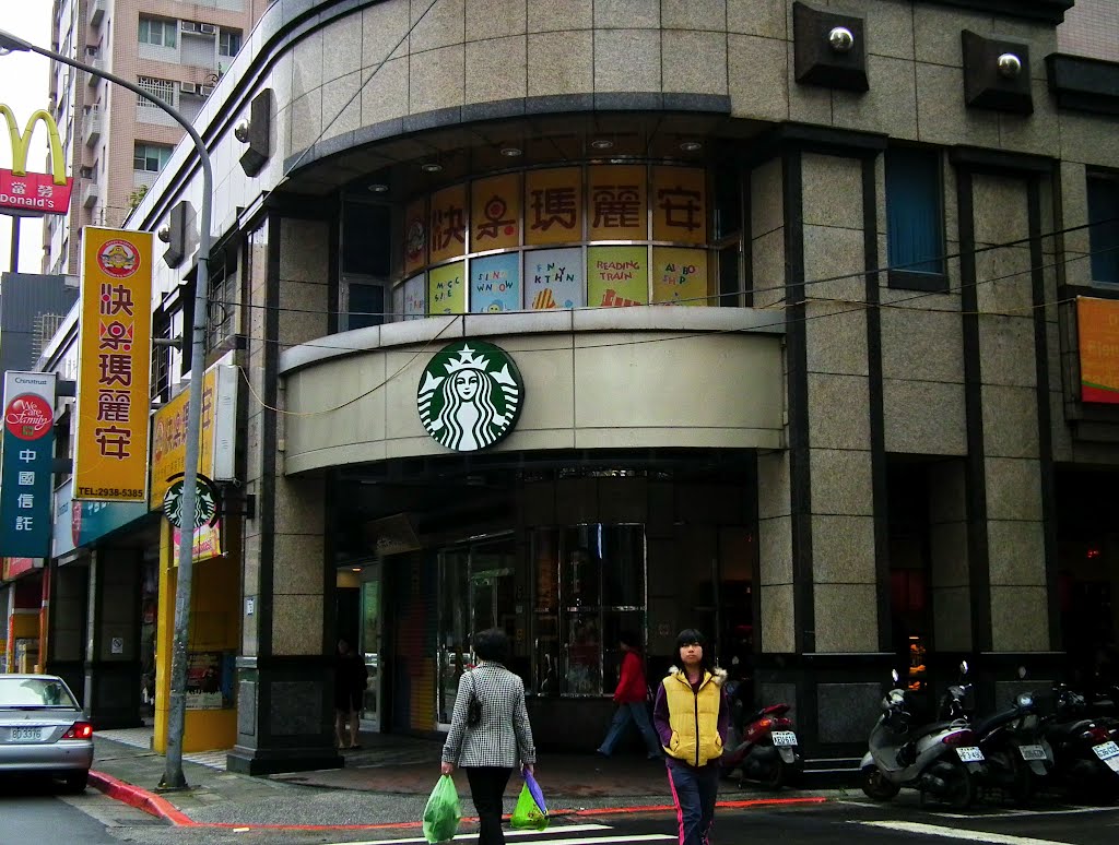 Starbucks Muzha Store 星巴克木柵門市 by deekew