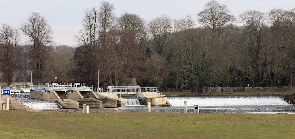 Mapledurham Lock by QuentinUK