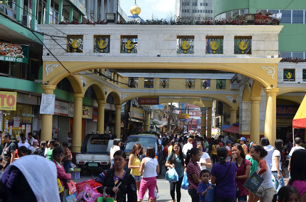 R. Hidalgo St., Quiapo, Manila by cesarcentroncambay