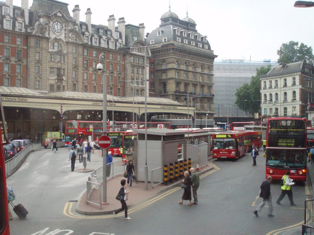 Victoria Station - London by raulitos76