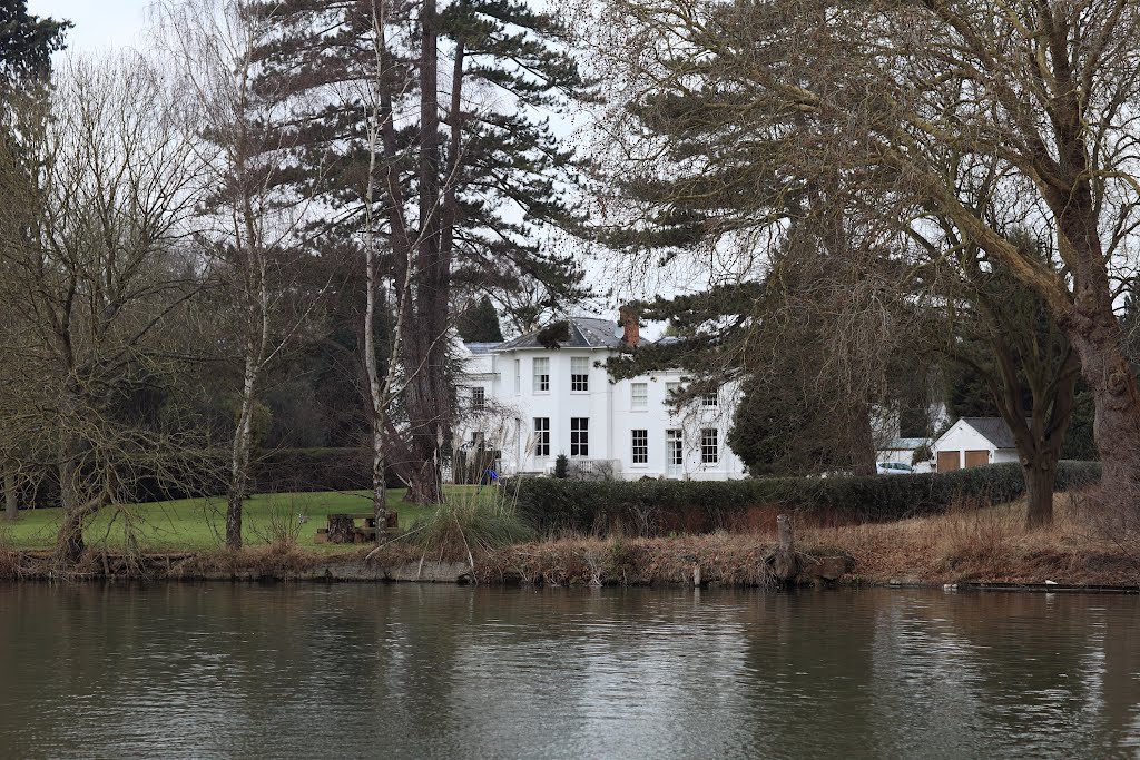 White House by the Thames in Whitchurch on Thames by QuentinUK