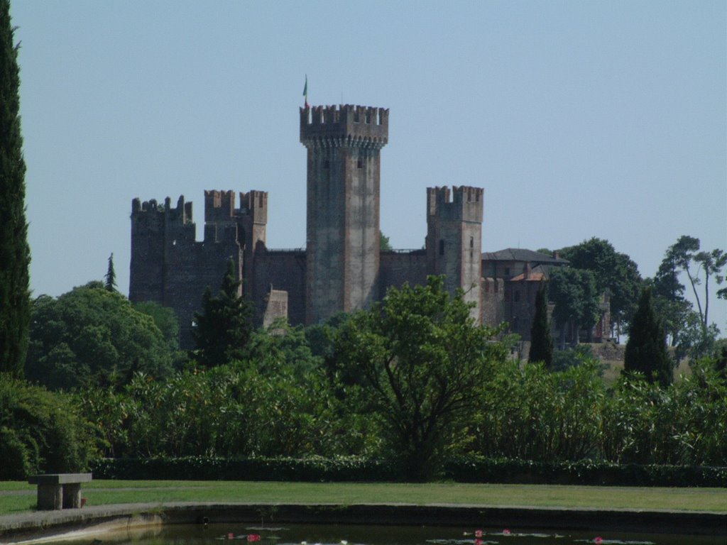 Castello di Valeggio visto dal Parco Sigurtà by Augusto Moretti