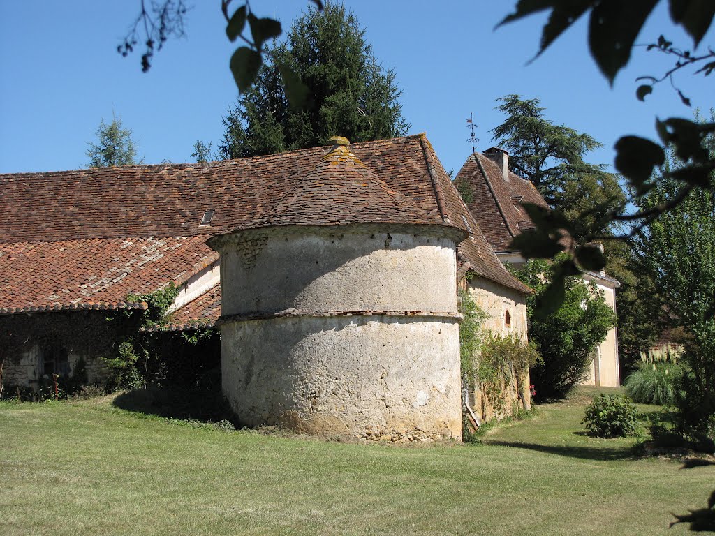 Pigeonnier du château de Blanzac - le Change - Dordogne by Max d'Arrieutort