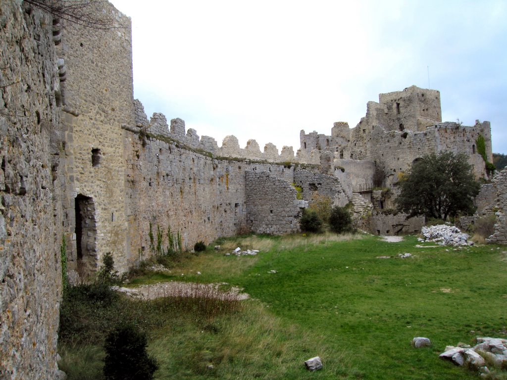 La cour du chateau by phil aiguèze