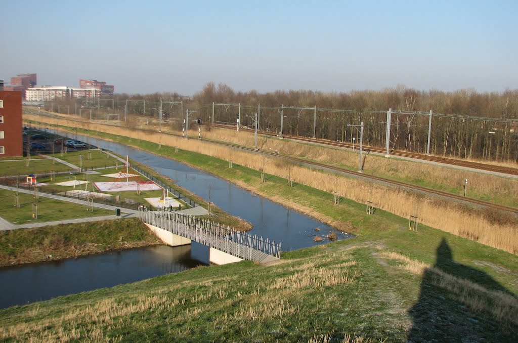 Zicht vanaf heuvel op Hofpleinspoorlijn met schaduw van de 'kapel' by Piet Guijt