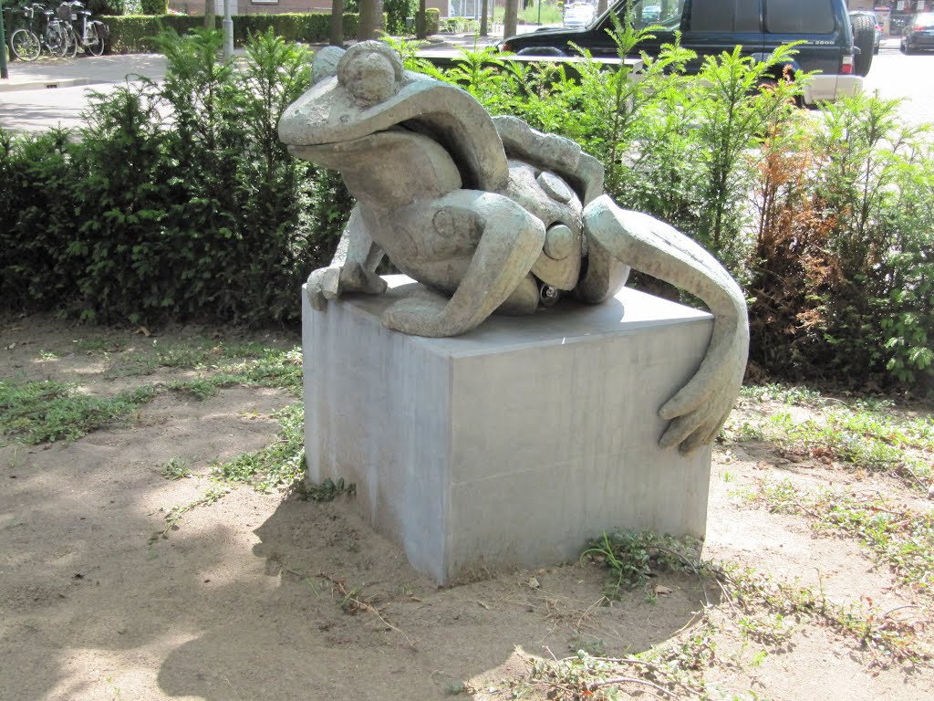 Sculpture 'De Pad' created by Antoinette Briette at the corner of Hoevensestraat and Kwikstraat by Willem Nabuurs