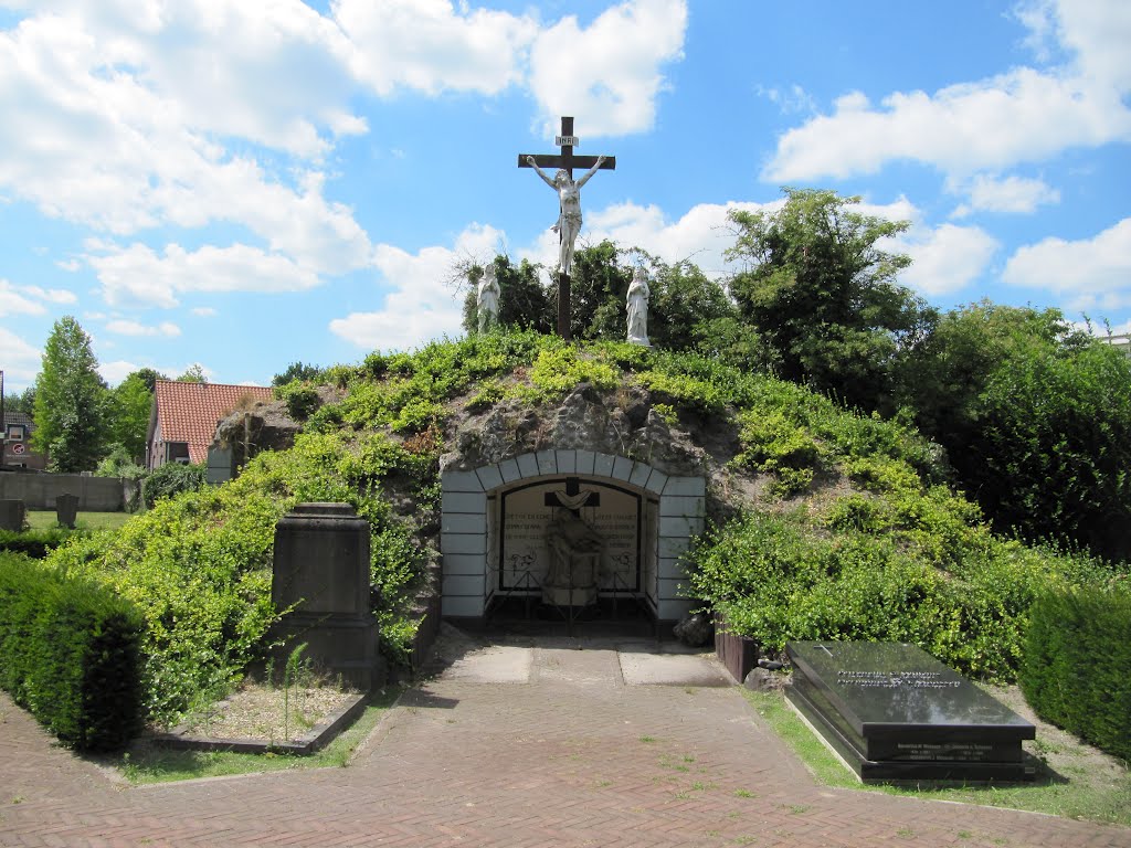 Calvary group at the cemetery of the Sint Corneliuskerk by Willem Nabuurs