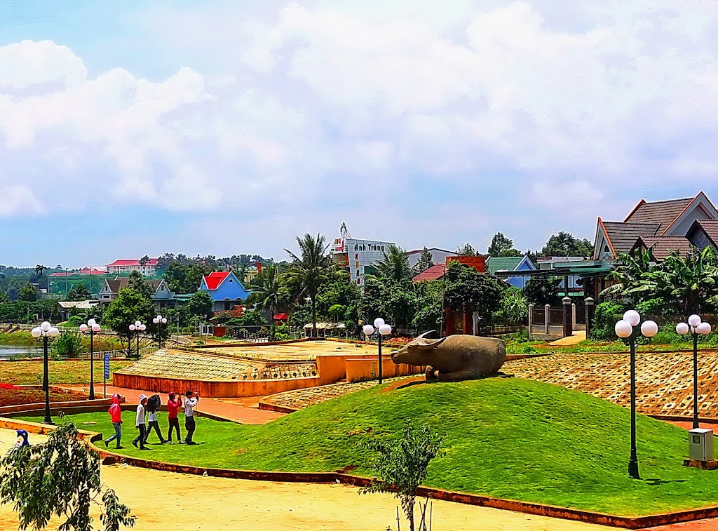 Biểu tượng sự sung túc của Đăk Mil - statue of buffalo, the symbol of the Dak Mil town's affluence by Ngo Minh Truc