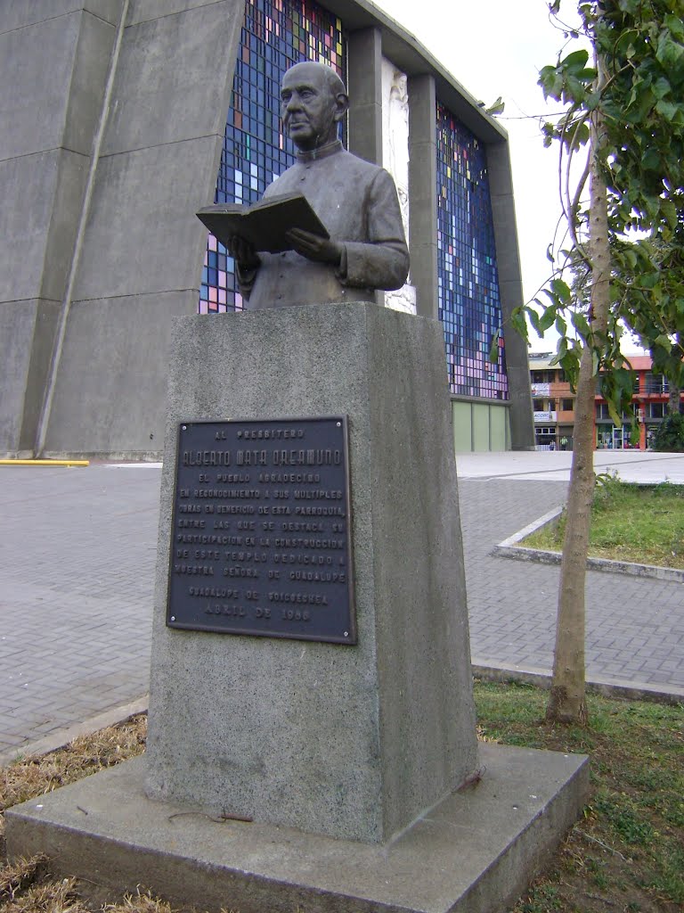 Busto en honor del Presbítero Alberto Mata Oreamuno by LUIS PALMA