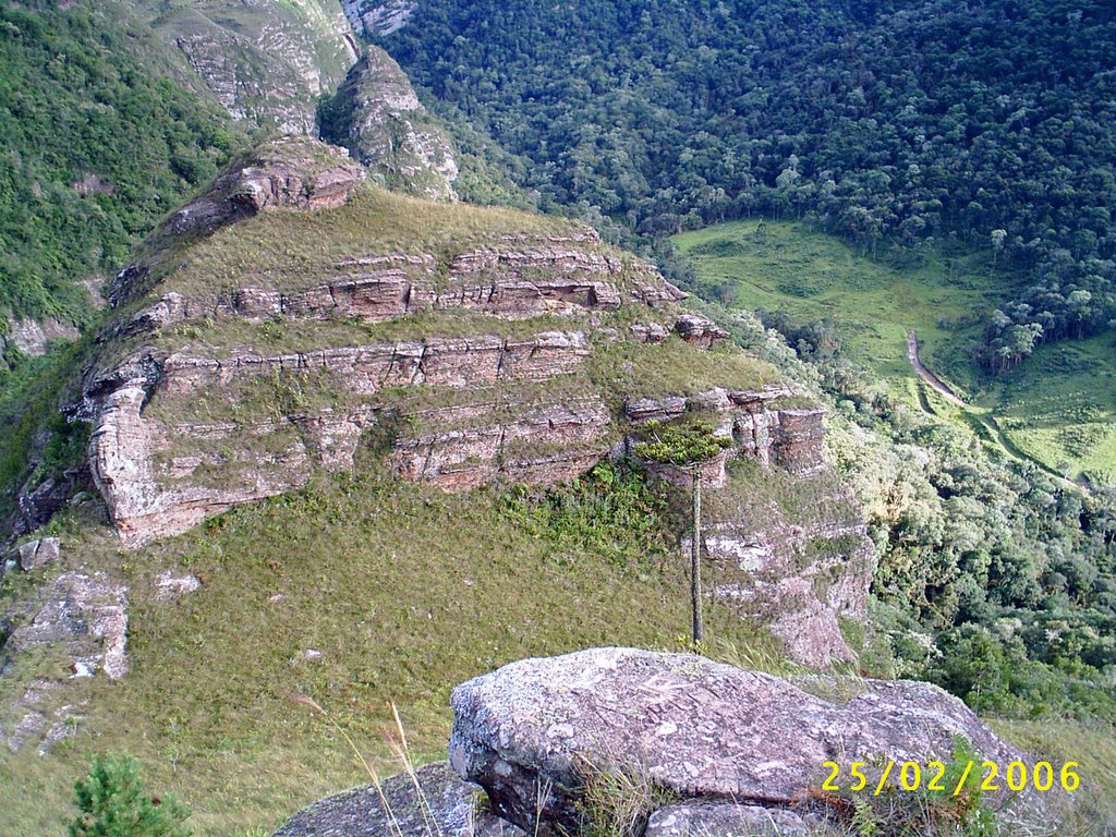 Morro da Cruz - fundos do vale by Marcos Vinicius Jans…