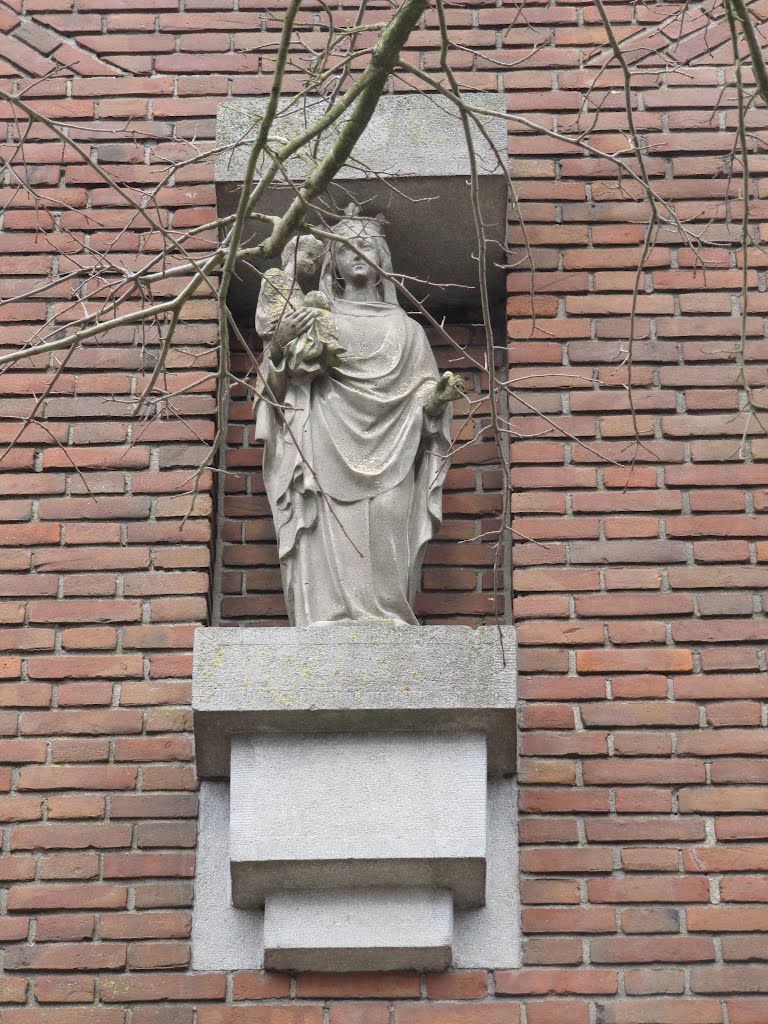 Statue of Madonna with child at the facade of the Wapen van Wanroij by Willem Nabuurs