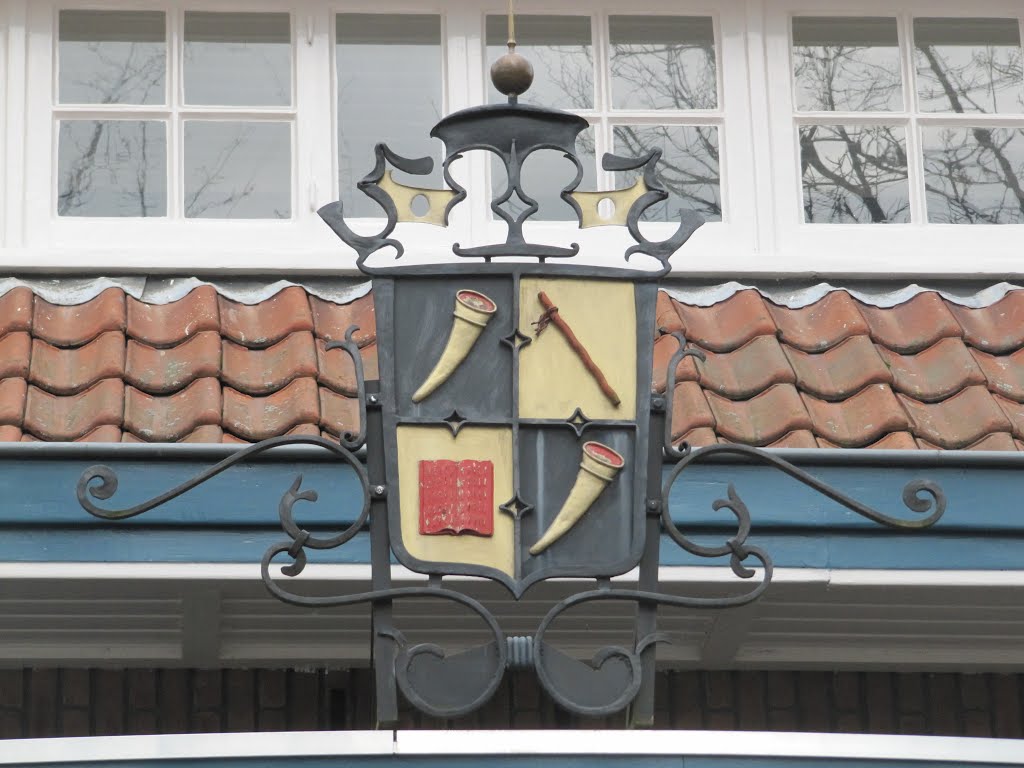 Relief with the coat of arms of the former municipality of Wanroij at the facade of the Wapen van Wanroij by Willem Nabuurs