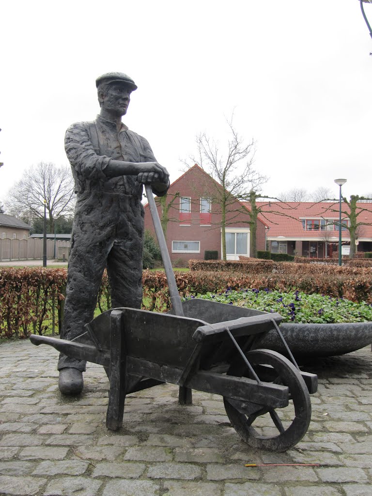 Statue 'De Peelwerker' created by Rieky Wijsbek at the Kerkplein by Willem Nabuurs