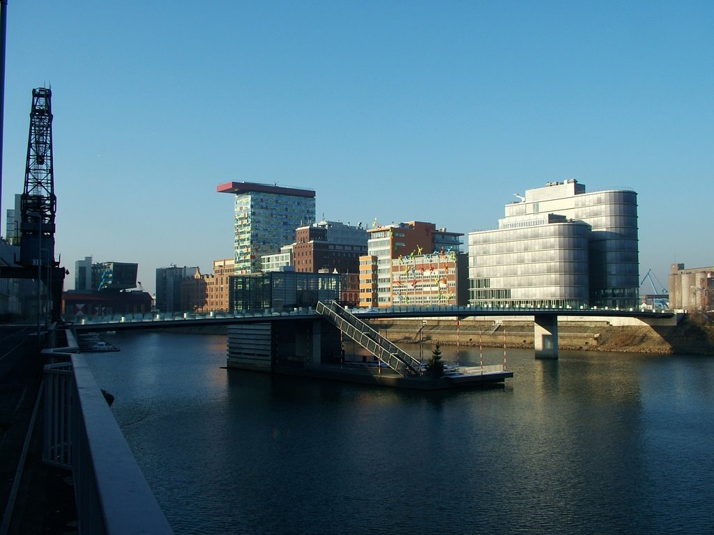 Medienhafen in der Wintermorgensonne by Tekahr