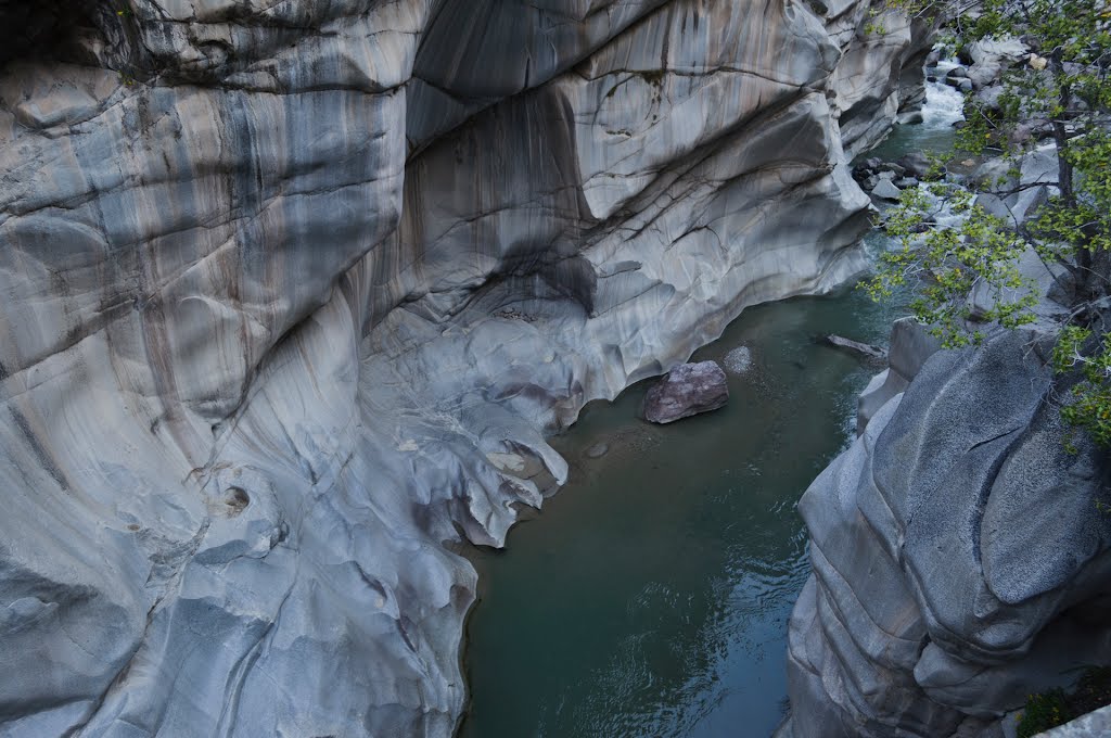 Rio de Piedra, Los Queltehues, San Jose de Maipo by Emilio Espinoza