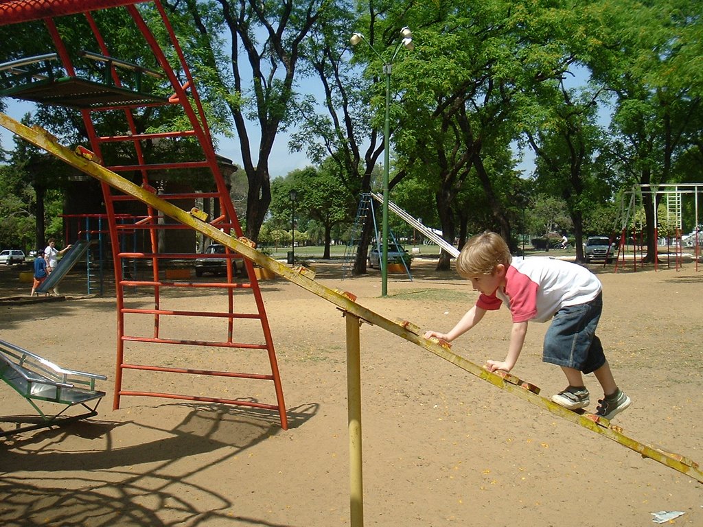 Juegos en el Parque Quiroz by Joralbersi