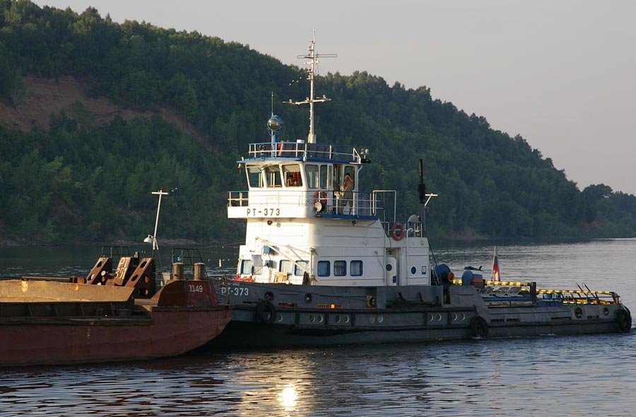 Буксир-толкач "РТ-373" с баржей-приставкой следует вверх / Tow-pusher "RT-373" with a barge is sailing up the river (18/08/2007) by Dmitry A.Shchukin