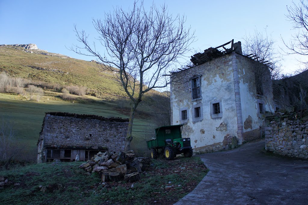 Ruinas en Carangues. by La Casa del Chiflón (Bulnes)