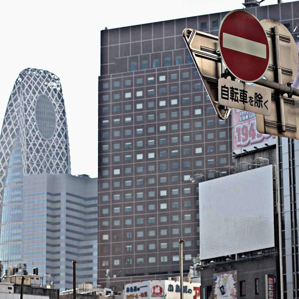 Looking West side of Shinjuku from Kabuki-cho (コマ劇場解体時の歌舞伎町) by taoy (2sq)