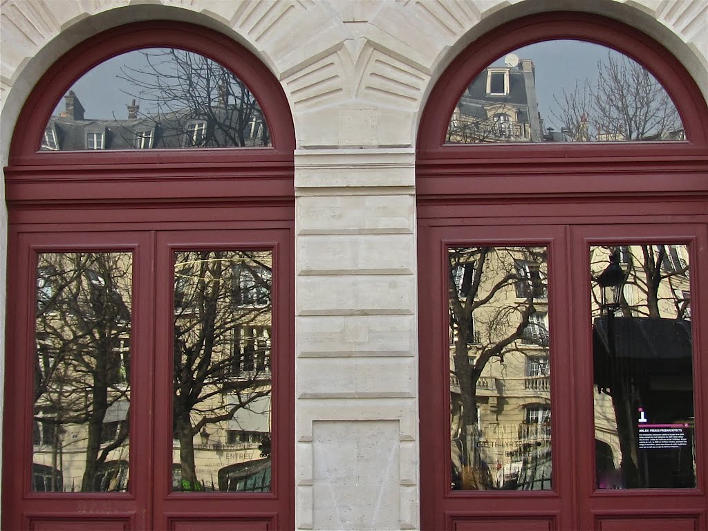 Théâtre de la Gaîté : reflets des façades de la rue Salomon de Caus by daniel wilk