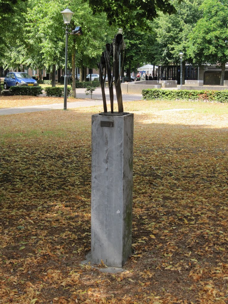 Sculpture 'Bewogen op weg' created by Renée van Leusden at the Brink by Willem Nabuurs