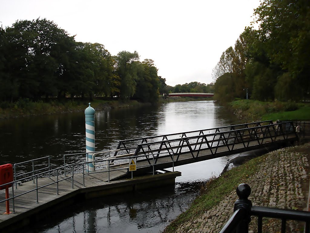 Bute Park, estação do waterbus no Rio Taff by RNLatvian