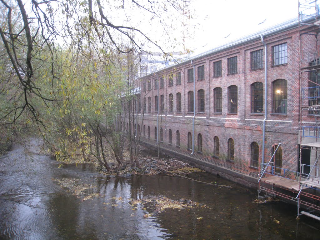 Møllerveien 2's fasade mot Akerselva sett fra brua mellom Vulkanområdet og Nedre Foss - 02.11.2011 by Oslo1