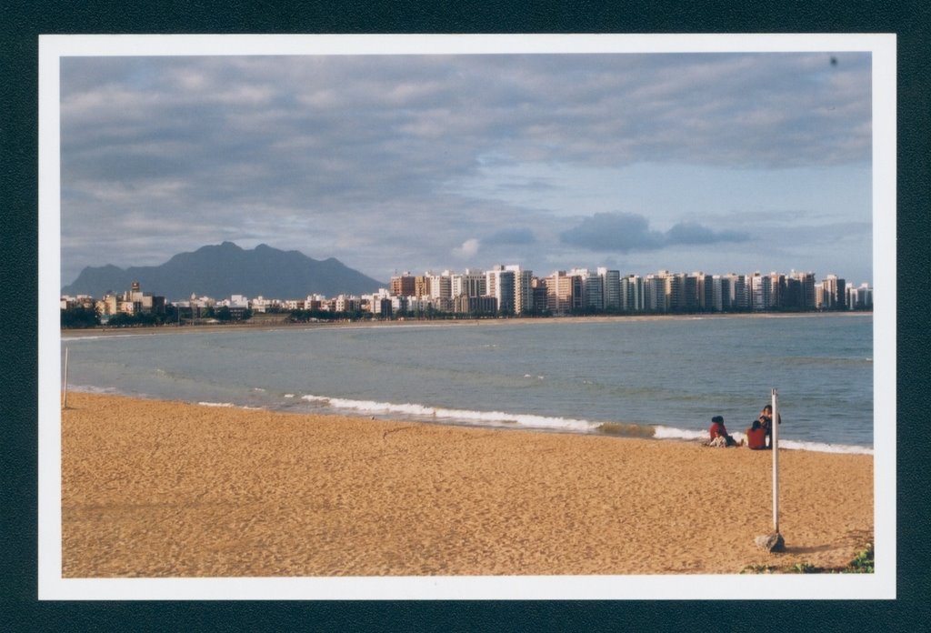 Praia de Camburi by mdamatooliveira