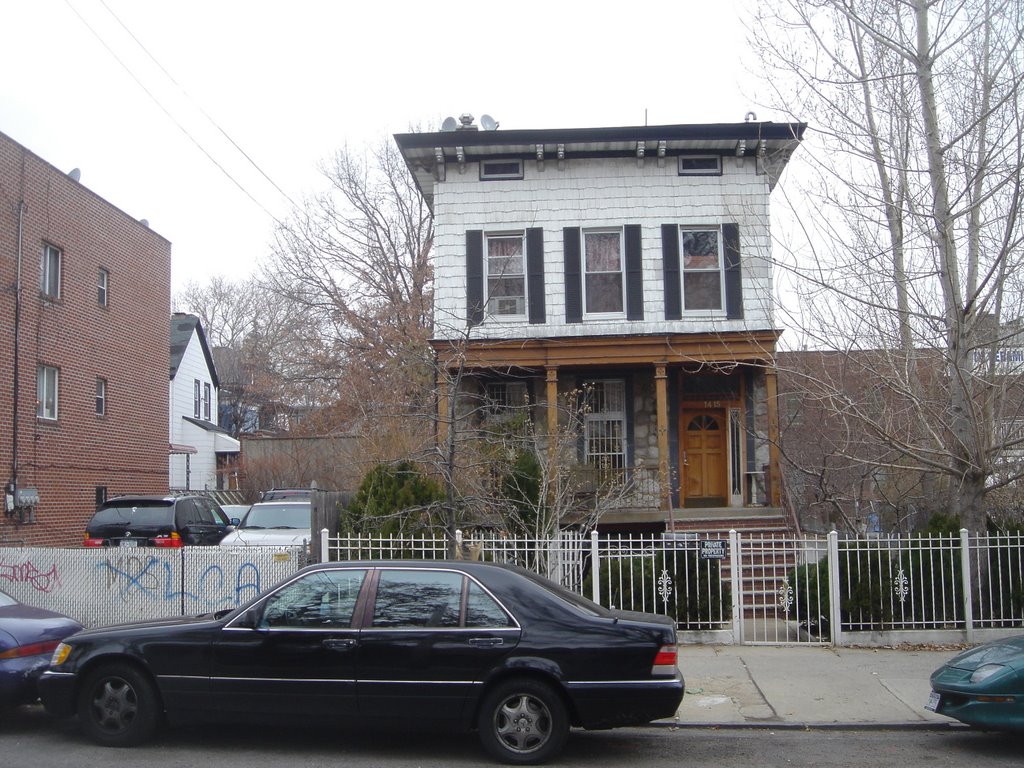 Old house on 27th Ave between 14th and 18th Streets facing north by aviator_rob