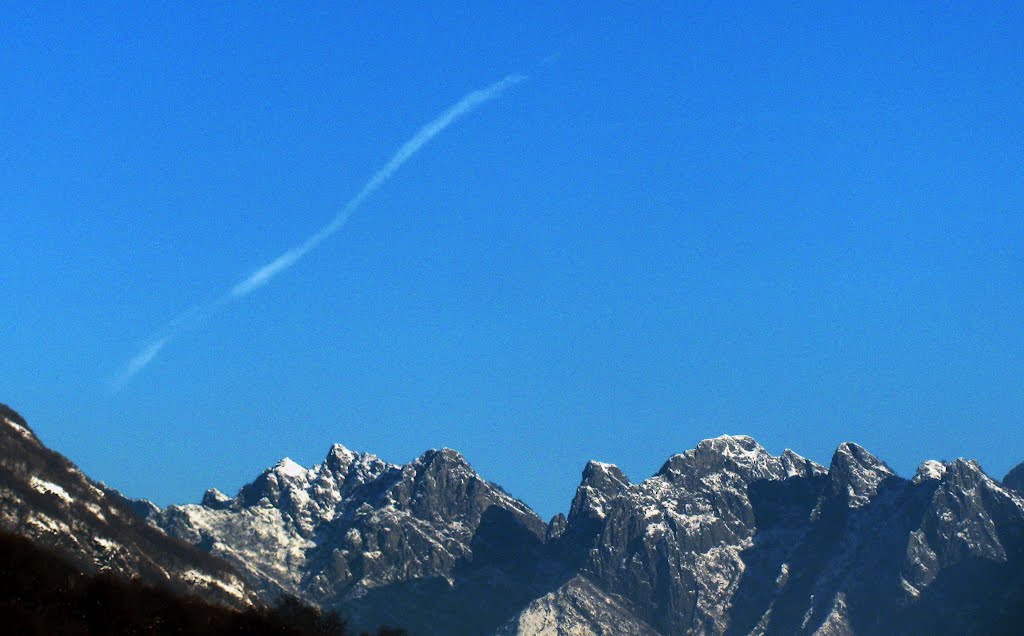 Un segno nel cielo sopra la Bocchetta di Lavattel by Marco Carnelli