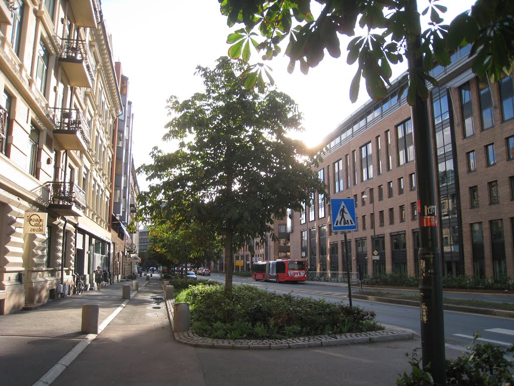 Munkedamsveien sett fra krysset med Huitfeldtsgate - 21.09.2011 by Oslo1